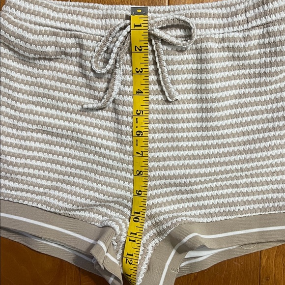 Women's Stripped Tan & White Shorts Size M Coastal Beach Resort Nautical - Picture 3 of 7